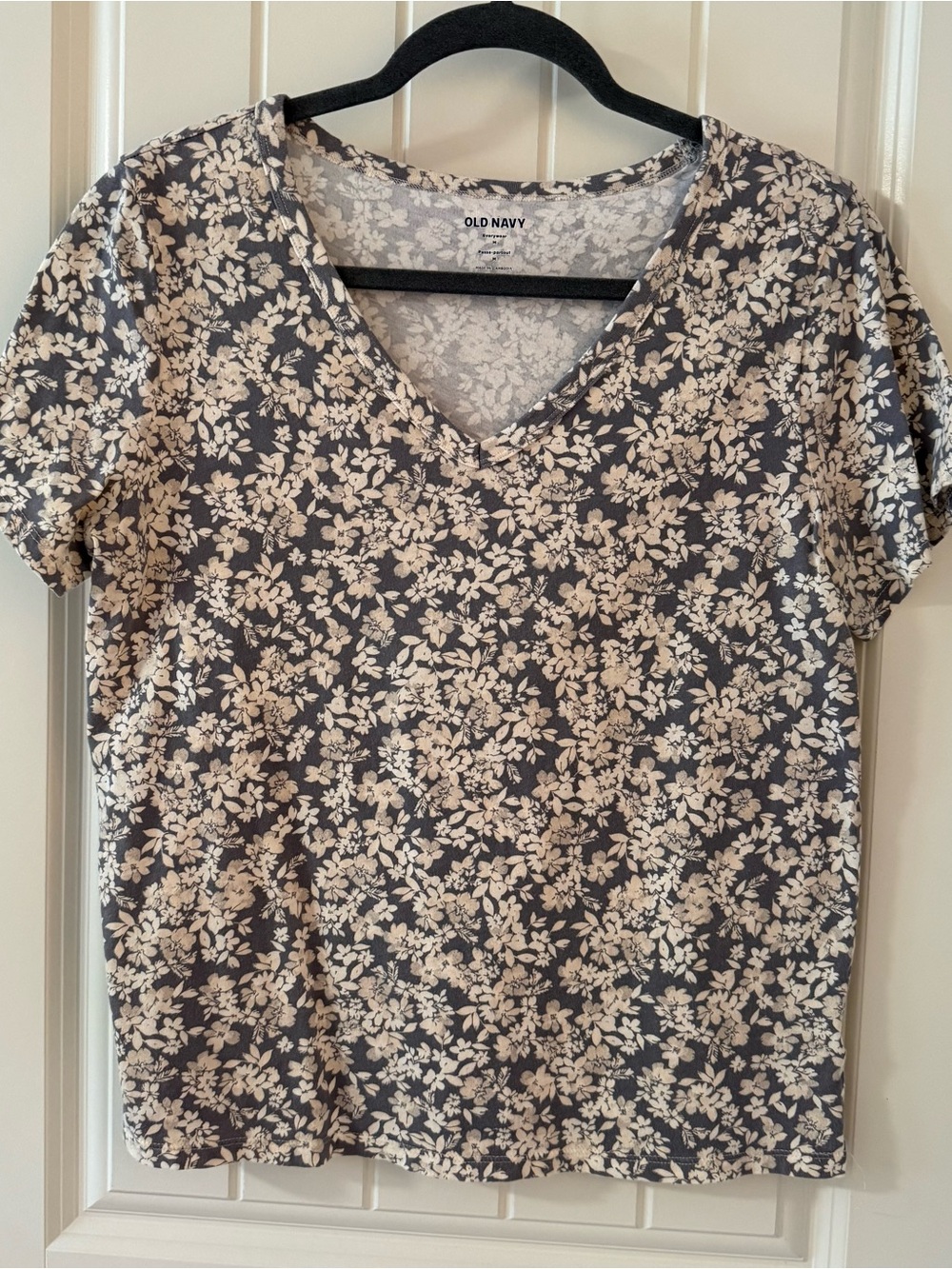 Old Navy Women's Charcoal Floral V-Neck Tee